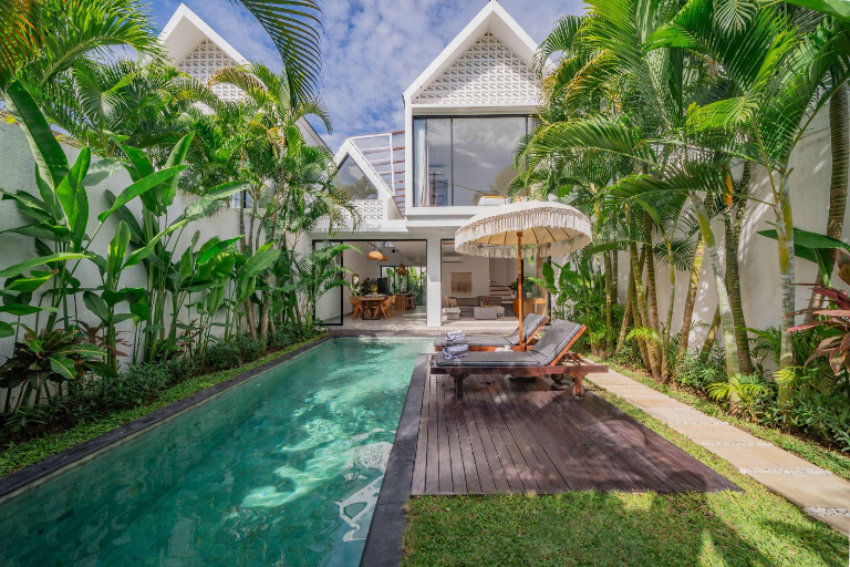 Exclusive Tropical Garden Villa in Berawa, 3-bed villa for rent in Canggu – photo 4 of 15
