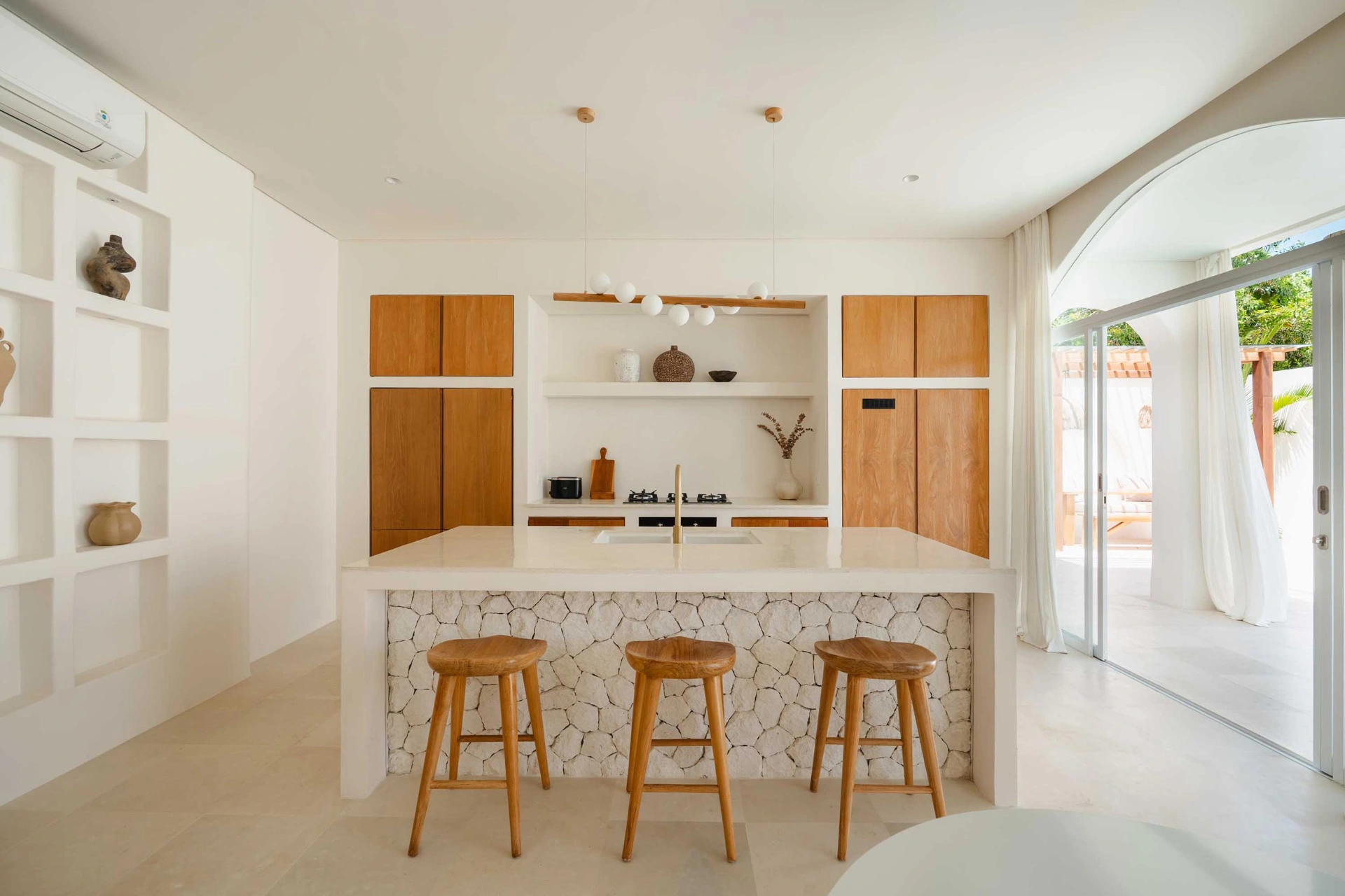 Tomar El Sol | Beautiful Mediterranean-style villa 2 BR, 2-bed villa for rent in Uluwatu – photo 3 of 14