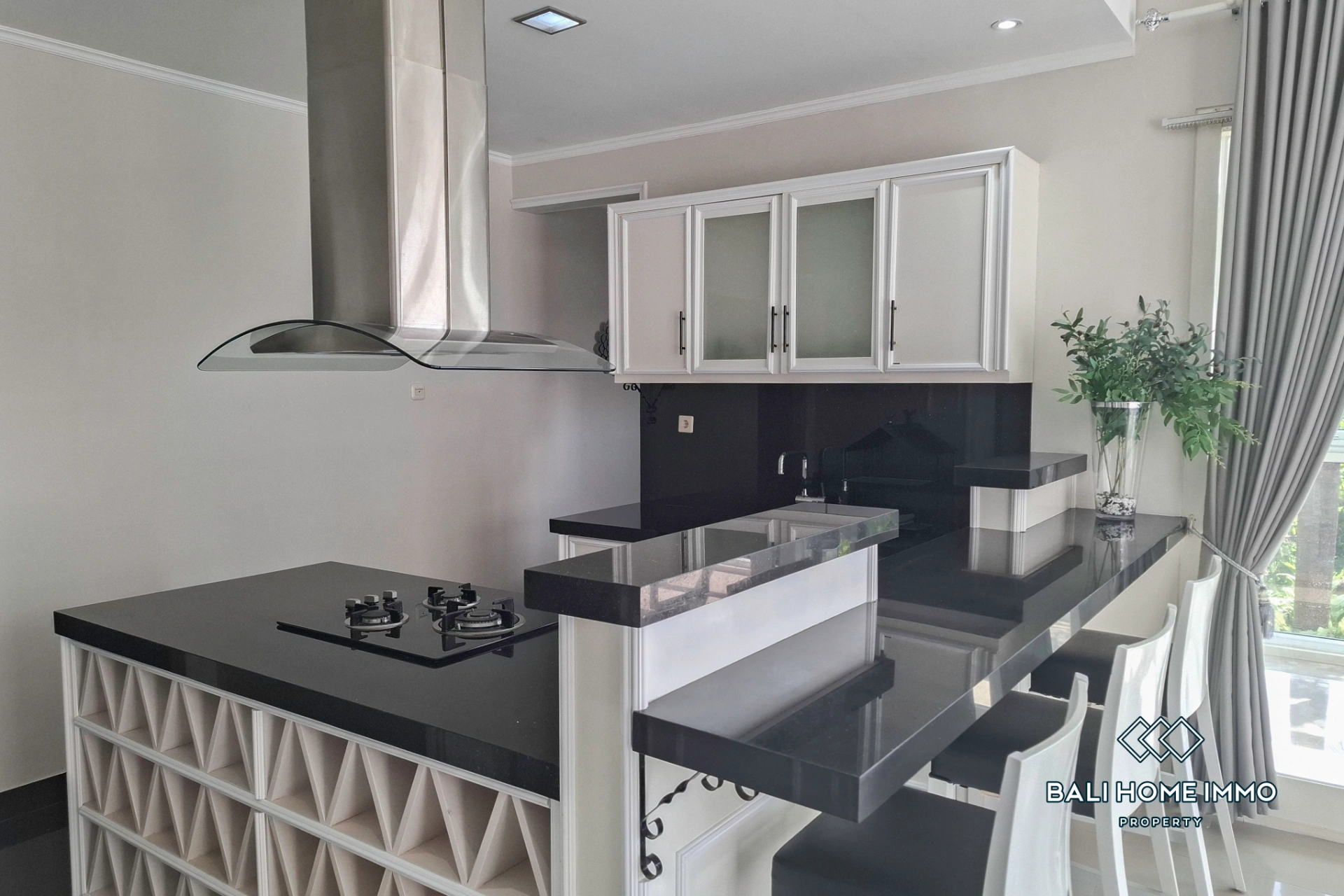 Spacious 4 Bedrooms Ocean View Villa for Rent & Sale in Ungasan, 4-bed villa for rent in Uluwatu – photo 9 of 15