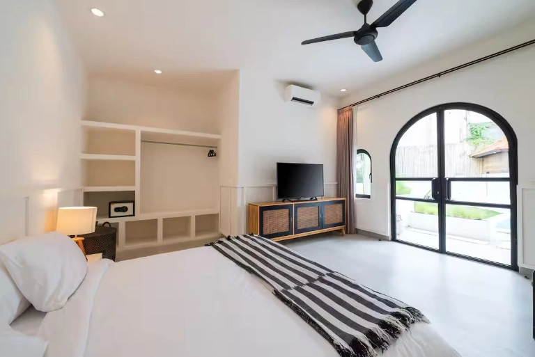Spacious 3 Bedroom Tropical Villa in Padang Linjong, Canggu, 3-bed villa for rent in Canggu – photo 5 of 15