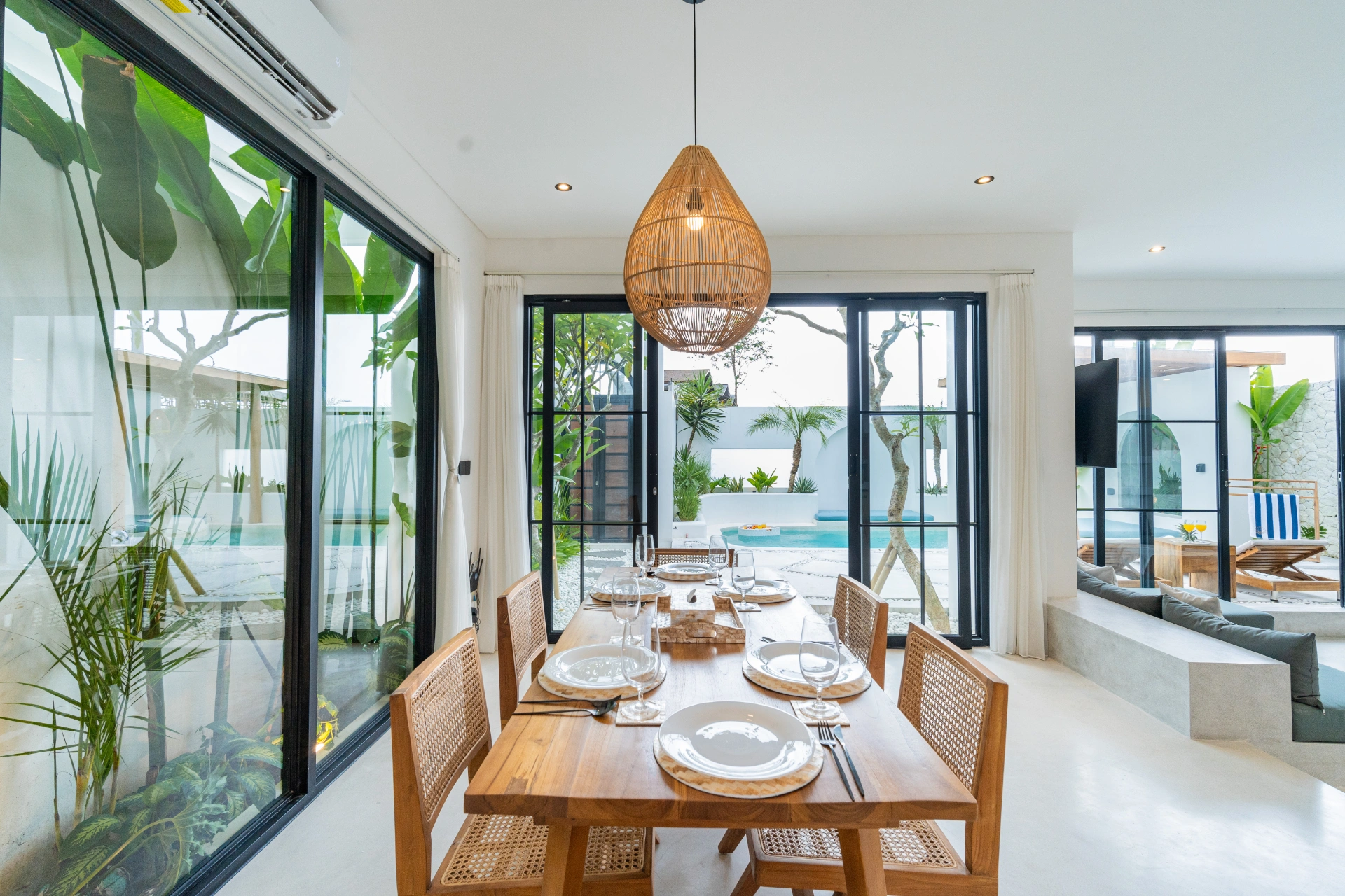 Walk to Seseh Beach•3BR Villa•2 Pools•Ocean Views, 3-bed villa for rent in Seseh – photo 7 of 15