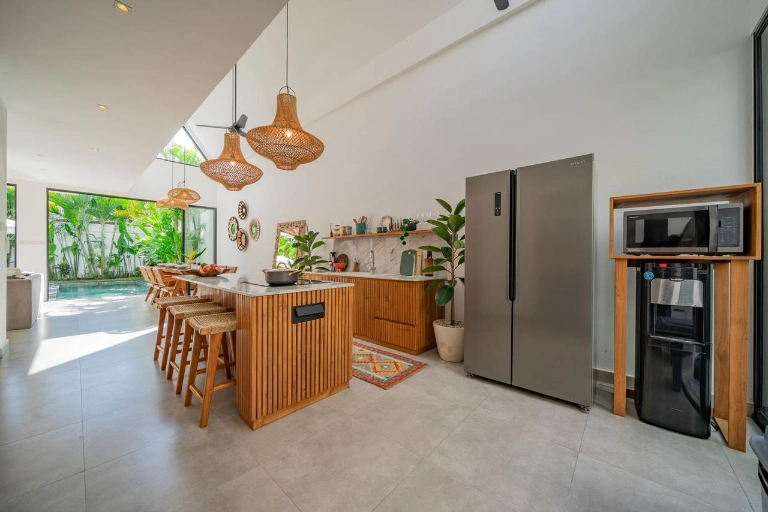3 Bedroom Luxury Modern Tropical in Berawa, 3-bed villa for rent in Canggu – photo 8 of 15