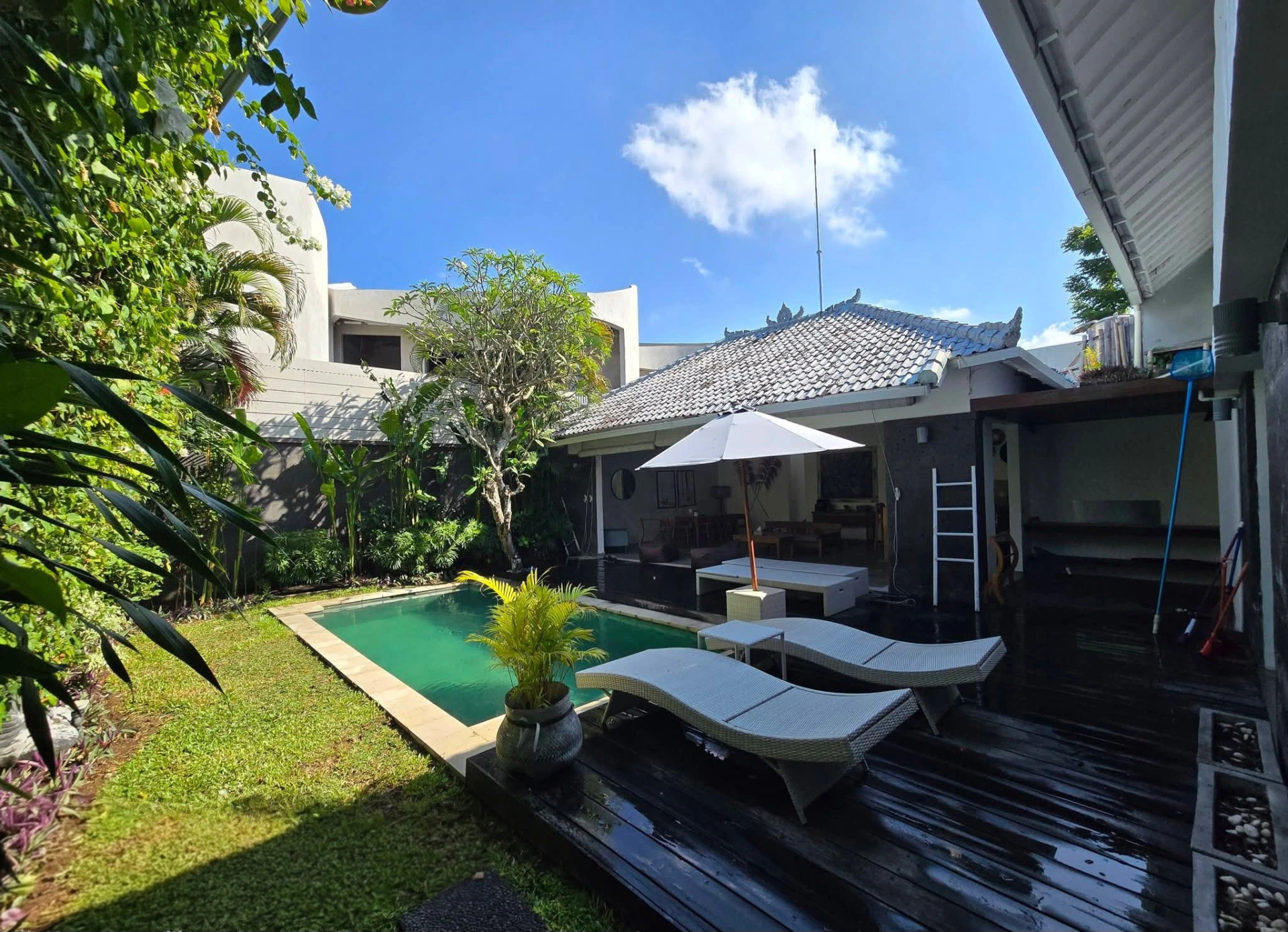 Modern Tropical Villa | 3 Ensuite Bedrooms Arround Restaurant + Coffe Shop, 3-bed villa for rent in Seminyak – photo 4 of 15