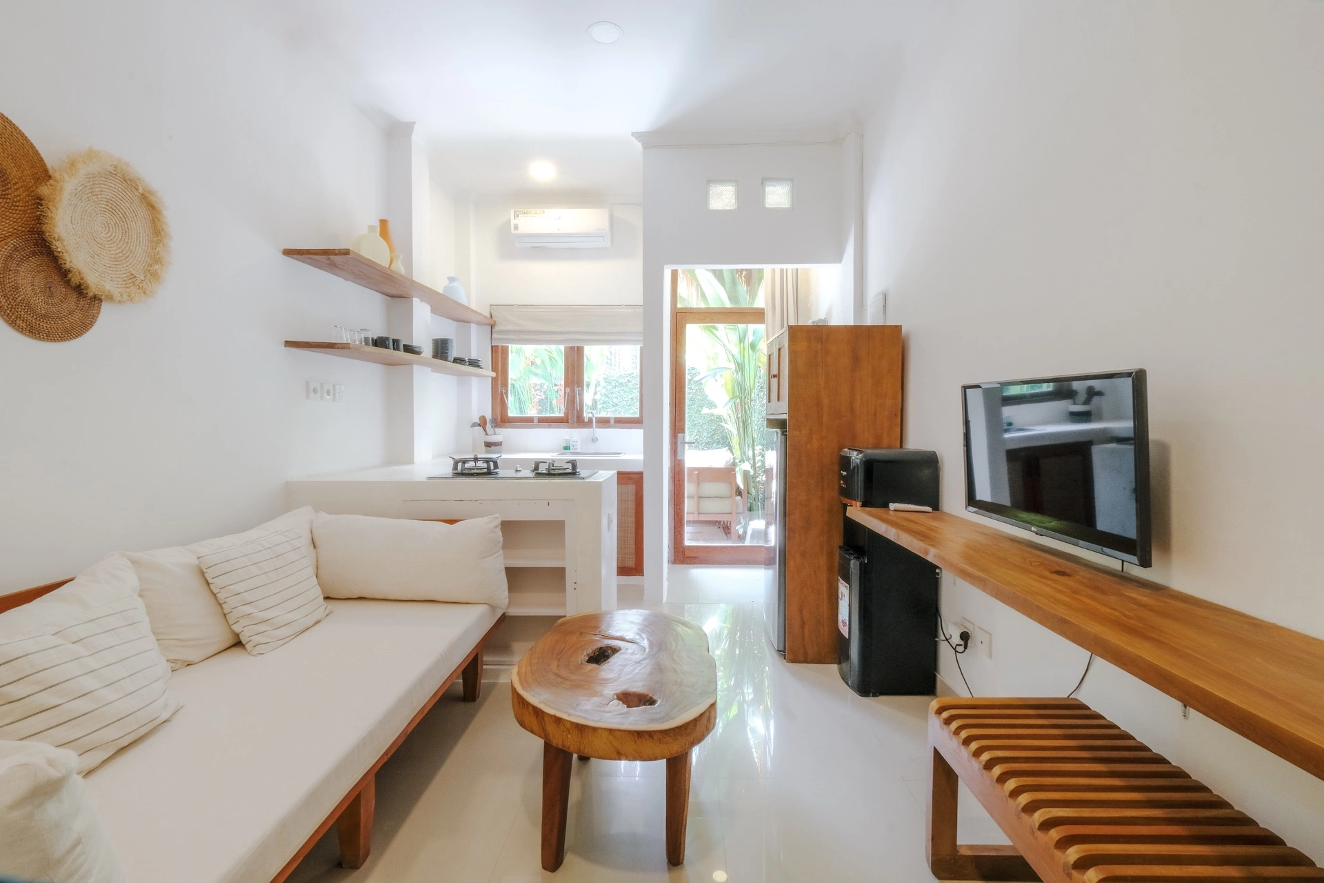 Modern 1BR Townhouse w/ Private Office, 1-bed villa for rent in Pererenan – photo 5 of 11