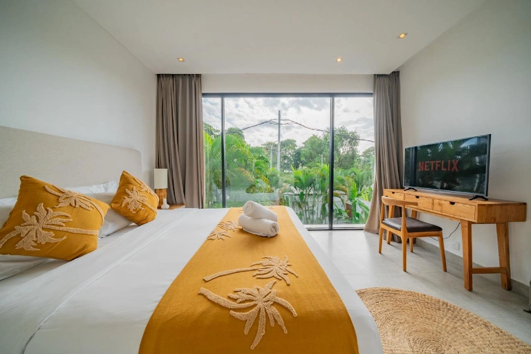 3 Bedroom Luxury Modern Tropical in Berawa, 3-bed villa for rent in Canggu – photo 5 of 15
