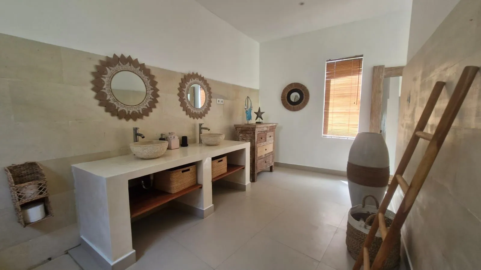 Villa For Rent 4 Bed In Bumbak,Umalas,Kerobokan Bali, 4-bed villa for rent in Canggu – photo 4 of 15