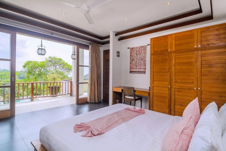 4 Bedroom Balinese Estate with Spectacular Jimbaran Bay View, 4-bed villa for rent in Uluwatu – photo 9 of 14