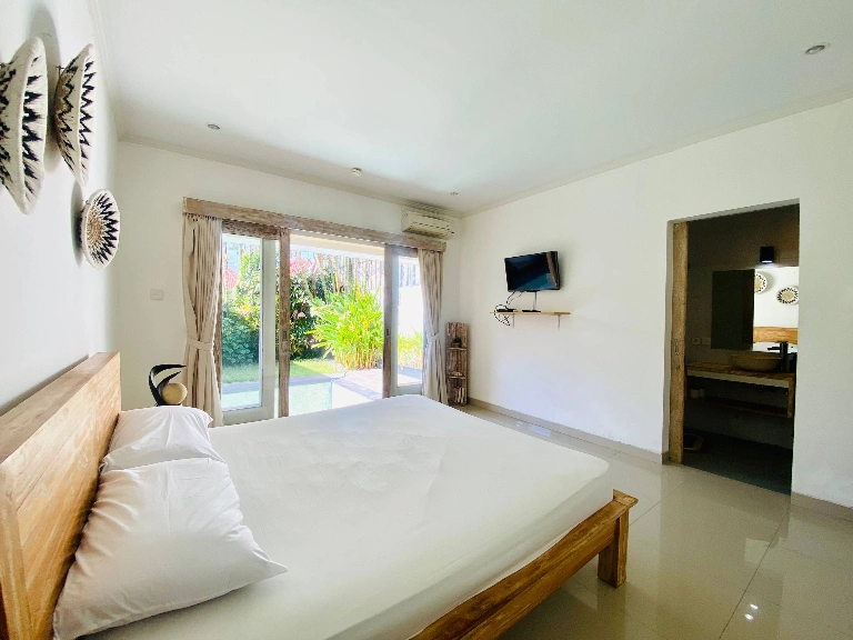 2 Bedroom Villa for Yearly Rent in Berawa, 2-bed villa for rent in Canggu – photo 11 of 15