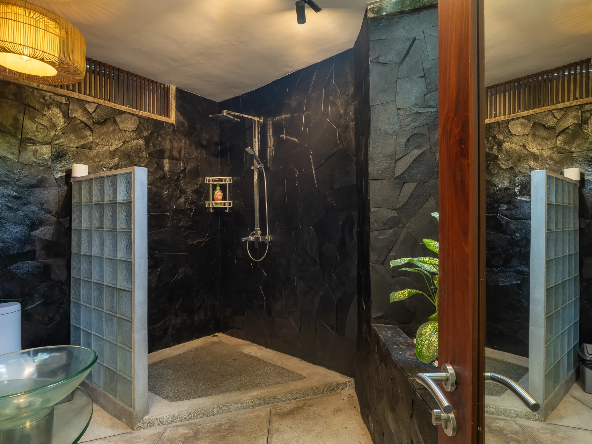 Villa Runa - Homey & Peaceful 2-Bedroom Villa with Spacious Garden in Canggu, 2-bed villa for rent in Canggu – photo 13 of 14