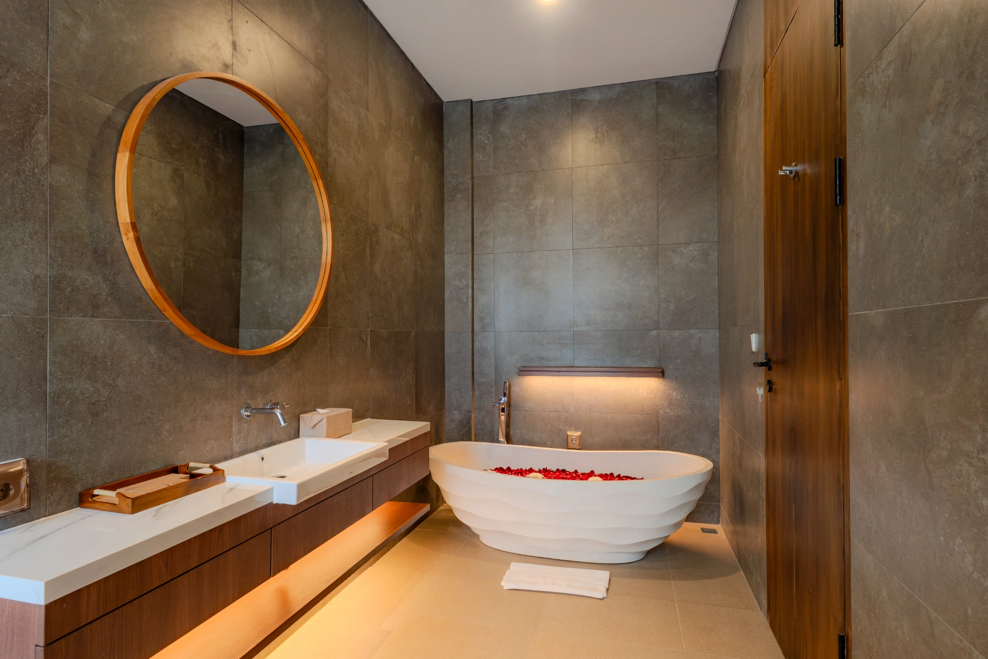 Sun-Drenched 5BR Villa w/ Ground-Floor Suite, 5-bed villa for rent in Kuta – photo 10 of 15