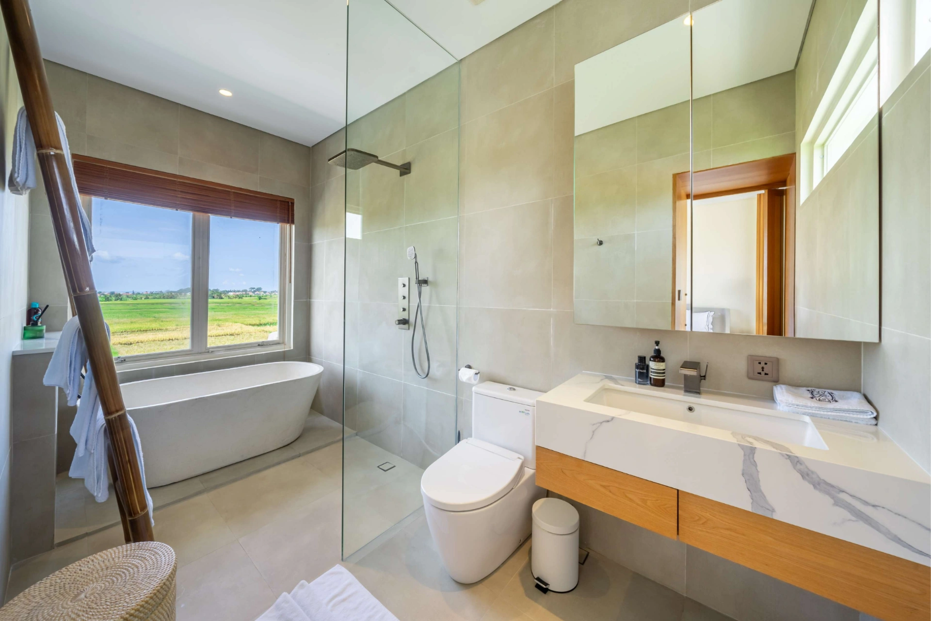 Coastal 2BR Seseh Beach Modern Tropical Masterpiece, 2-bed villa for rent in Seseh – photo 12 of 15