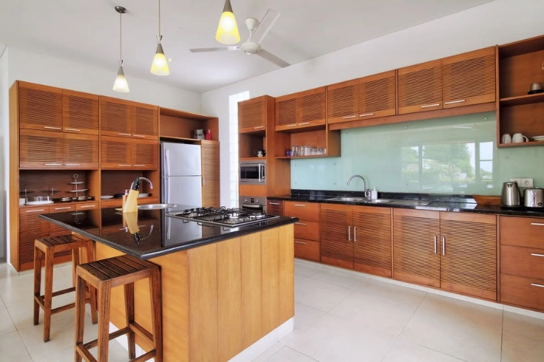 4 Bedroom Balinese Estate with Spectacular Jimbaran Bay View, 4-bed villa for rent in Uluwatu – photo 5 of 14