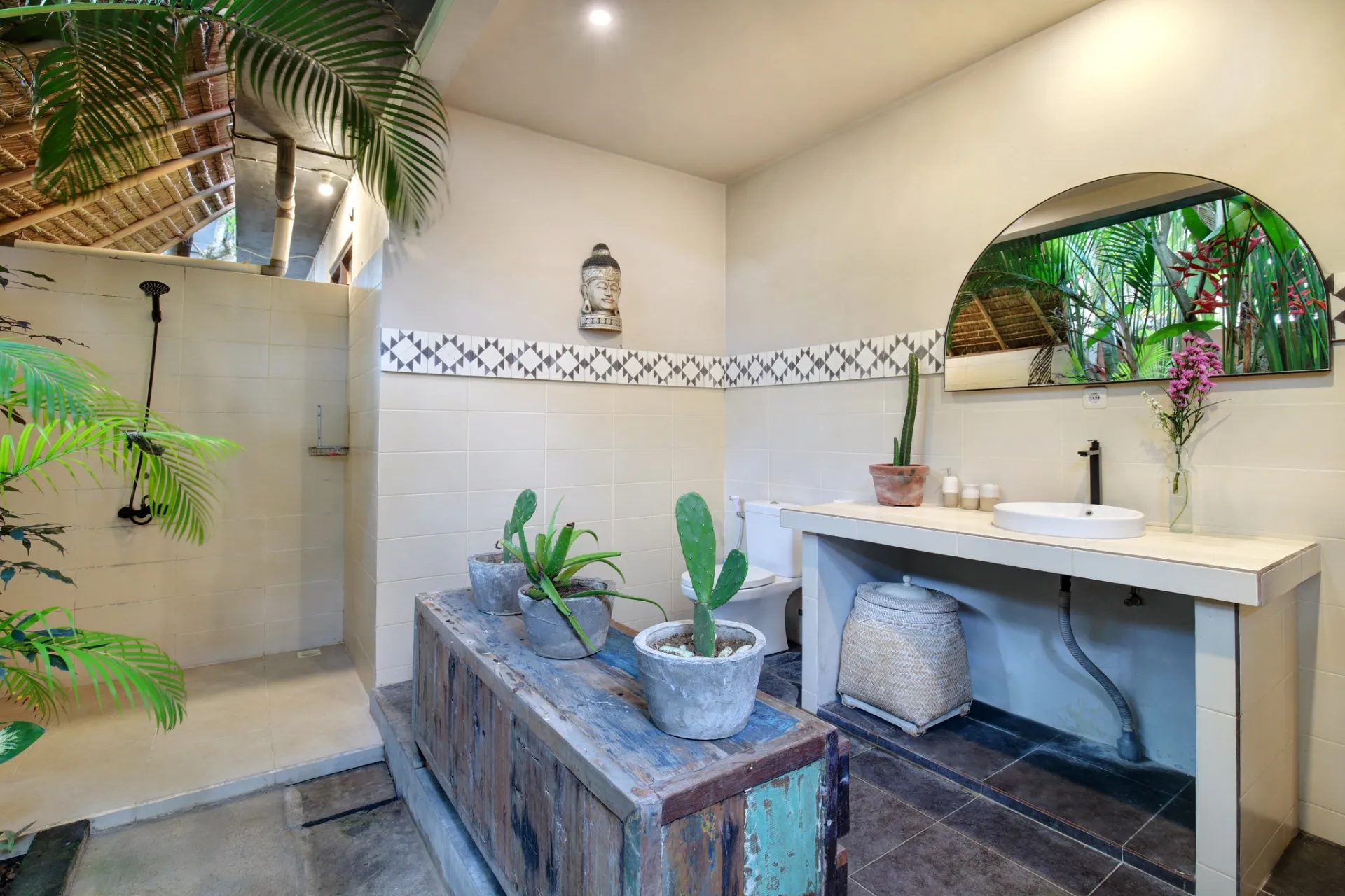 Seminyak Villa – 4BR, Private Pool, Walk to Shops & Beach, 4-bed villa for rent in Seminyak – photo 7 of 15