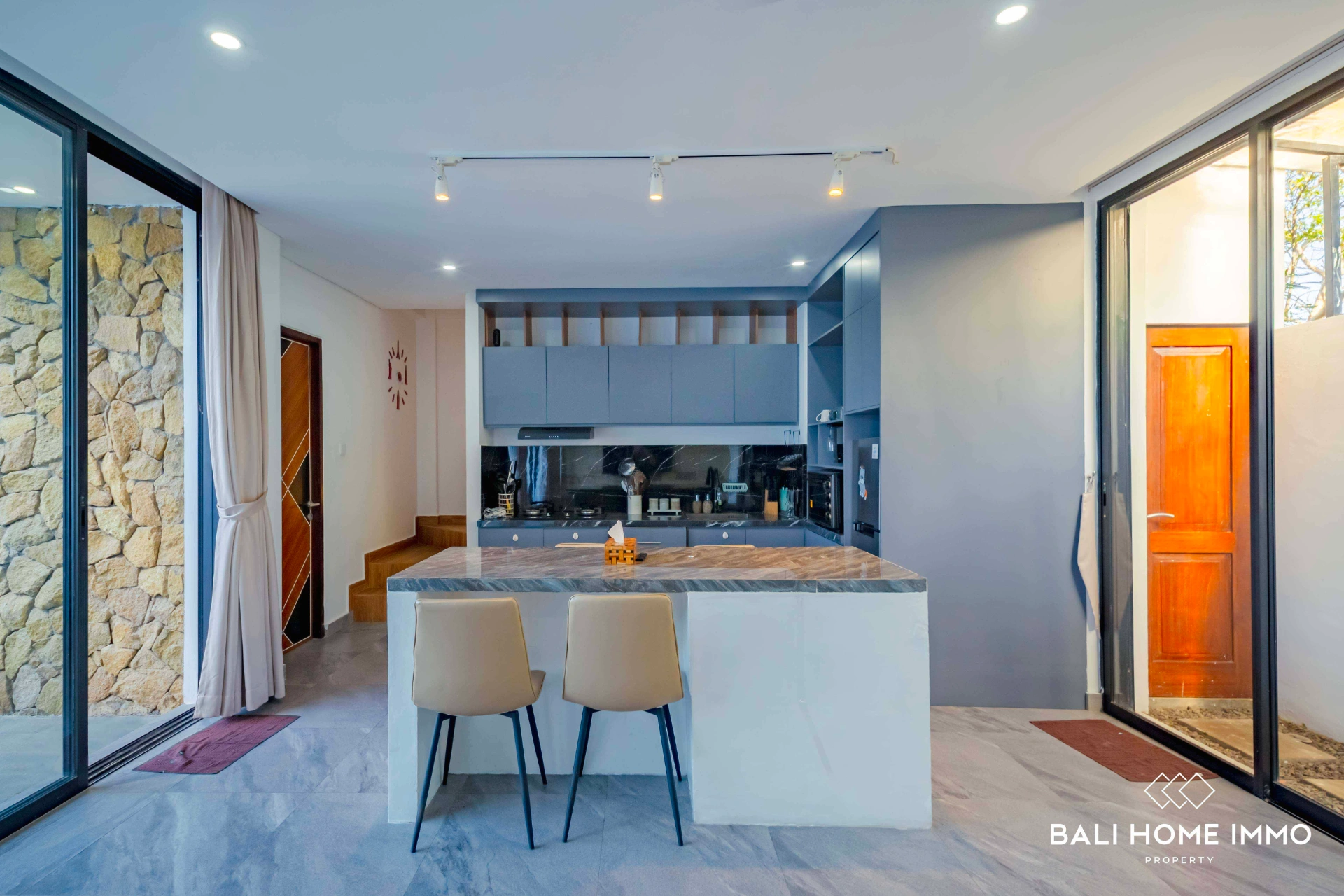 Cozy & Beautiful 3 Bedrooms Villa for in Ungasan with Rooftop Bbq, 3-bed villa for rent in Uluwatu – photo 5 of 10