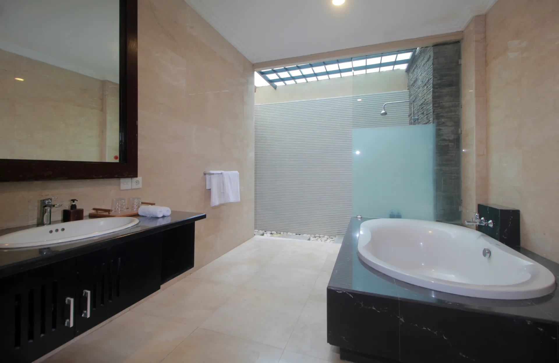 Villa Djayana - Spacious 4-Bedroom Villa in Seminyak, 4-bed villa for rent in Seminyak – photo 9 of 15