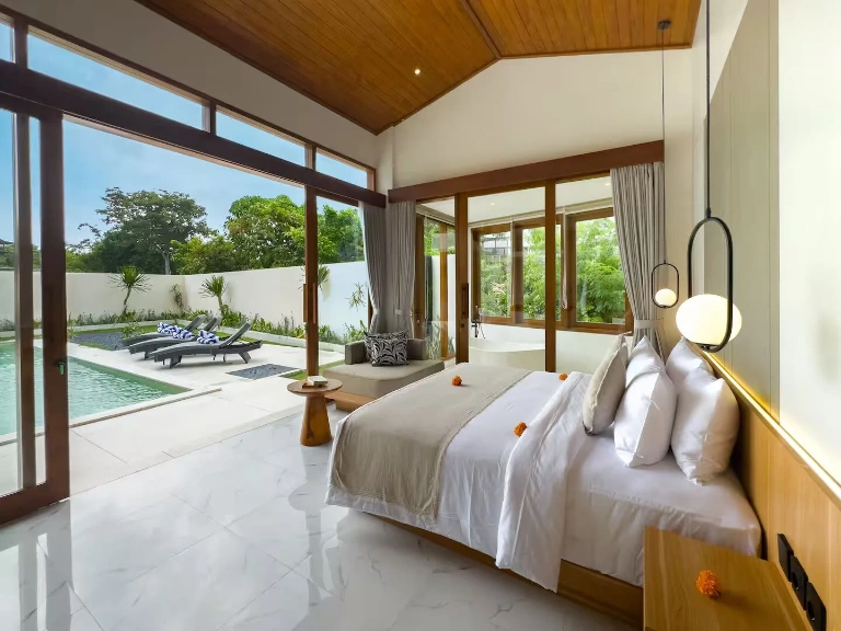 3 Bedrooms Luxurious Tropical Villa in Berawa for Sale and Rent, 3-bed villa for rent in Canggu – photo 10 of 15