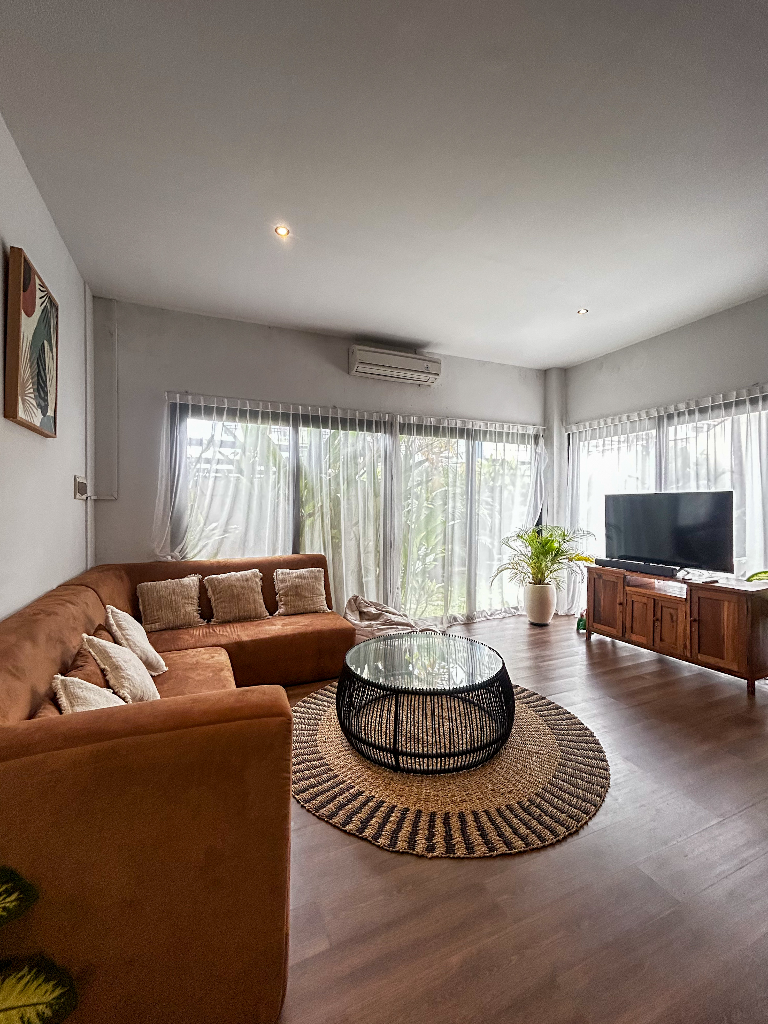 3 Bedrooms Villa in Canggu - 6 Minutes to Berawa Beach, 3-bed villa for rent in Canggu – photo 2 of 15