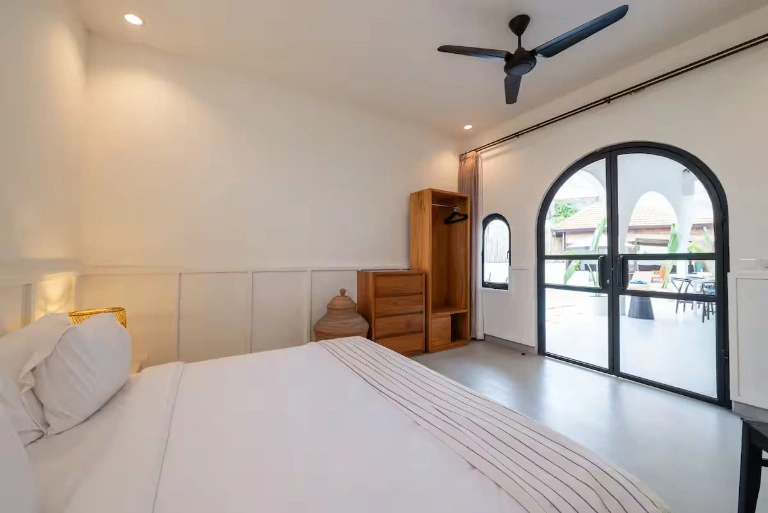 Spacious 3 Bedroom Tropical Villa in Padang Linjong, Canggu, 3-bed villa for rent in Canggu – photo 8 of 15