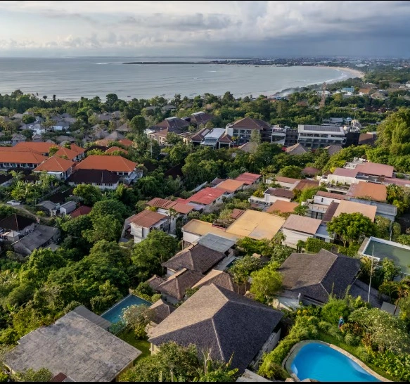 4 Bedroom Balinese Estate with Spectacular Jimbaran Bay View, 4-bed villa for rent in Uluwatu – photo 3 of 14