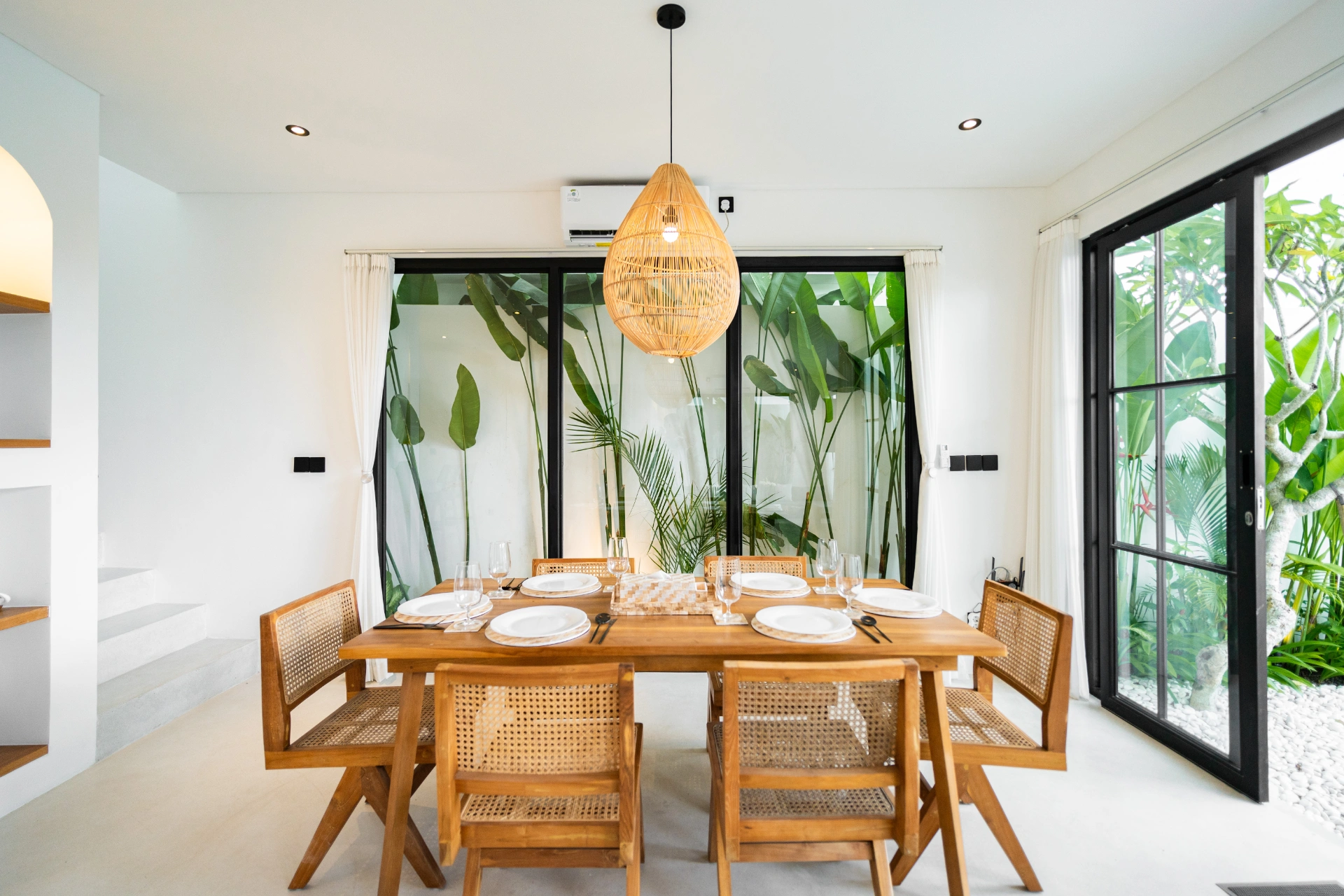 Walk to Seseh Beach•3BR Villa•2 Pools•Ocean Views, 3-bed villa for rent in Seseh – photo 5 of 15