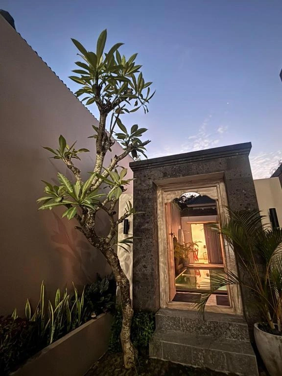 Live the Bali Dream: Stylish 2BR Villa with Pool & Garden, 2-bed villa for rent in Canggu – photo 2 of 11