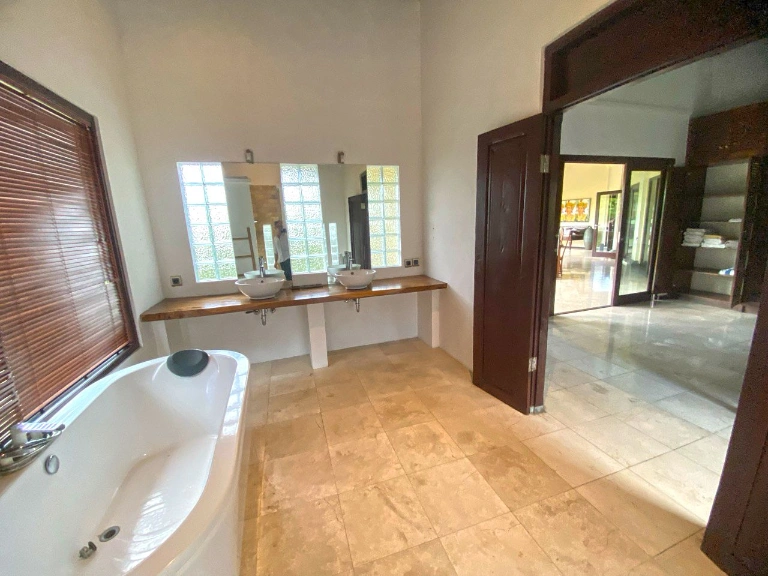 Spacious 4-5BR villa for rent in Tumbak Bayuh, Perenenan, Canggu, 5-bed villa for rent in Pererenan – photo 2 of 13