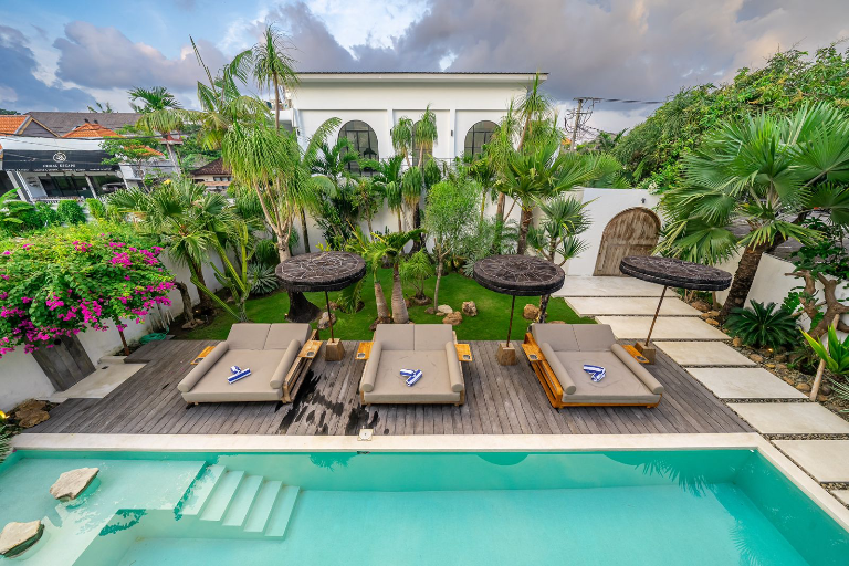 Lease Yearly Big Luxury Villa 4 Bedroom Berawa Canggu, 4-bed villa for rent in Canggu – photo 2 of 15
