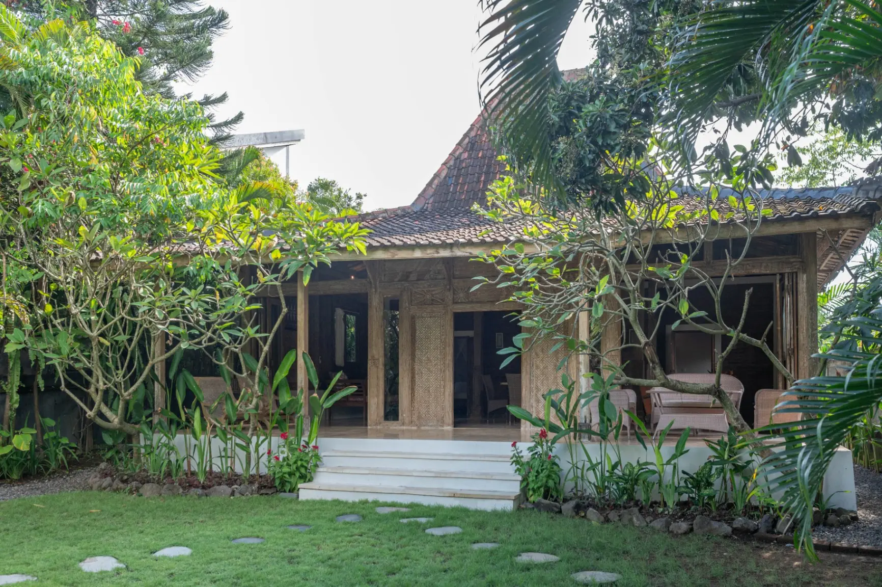 Villa Anne - Charming Joglo-Style Villa with Huge Garden in the Heart of Berawa, 2-bed villa for rent in Canggu – photo 7 of 15