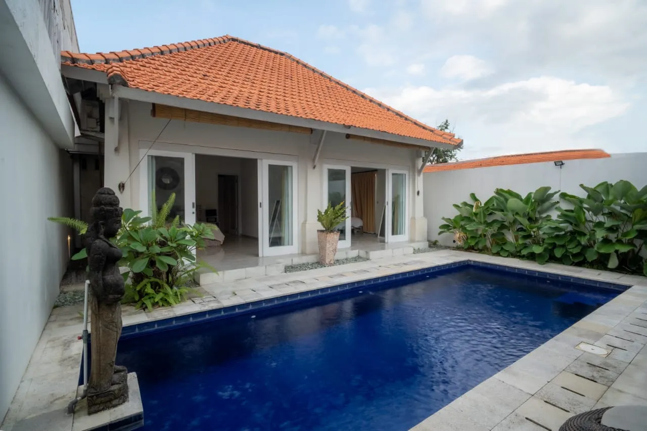 Serene Bumbak Villa with Private Pool | 5 mins to Canggu, 3-bed villa for rent in Seminyak – photo 13 of 15