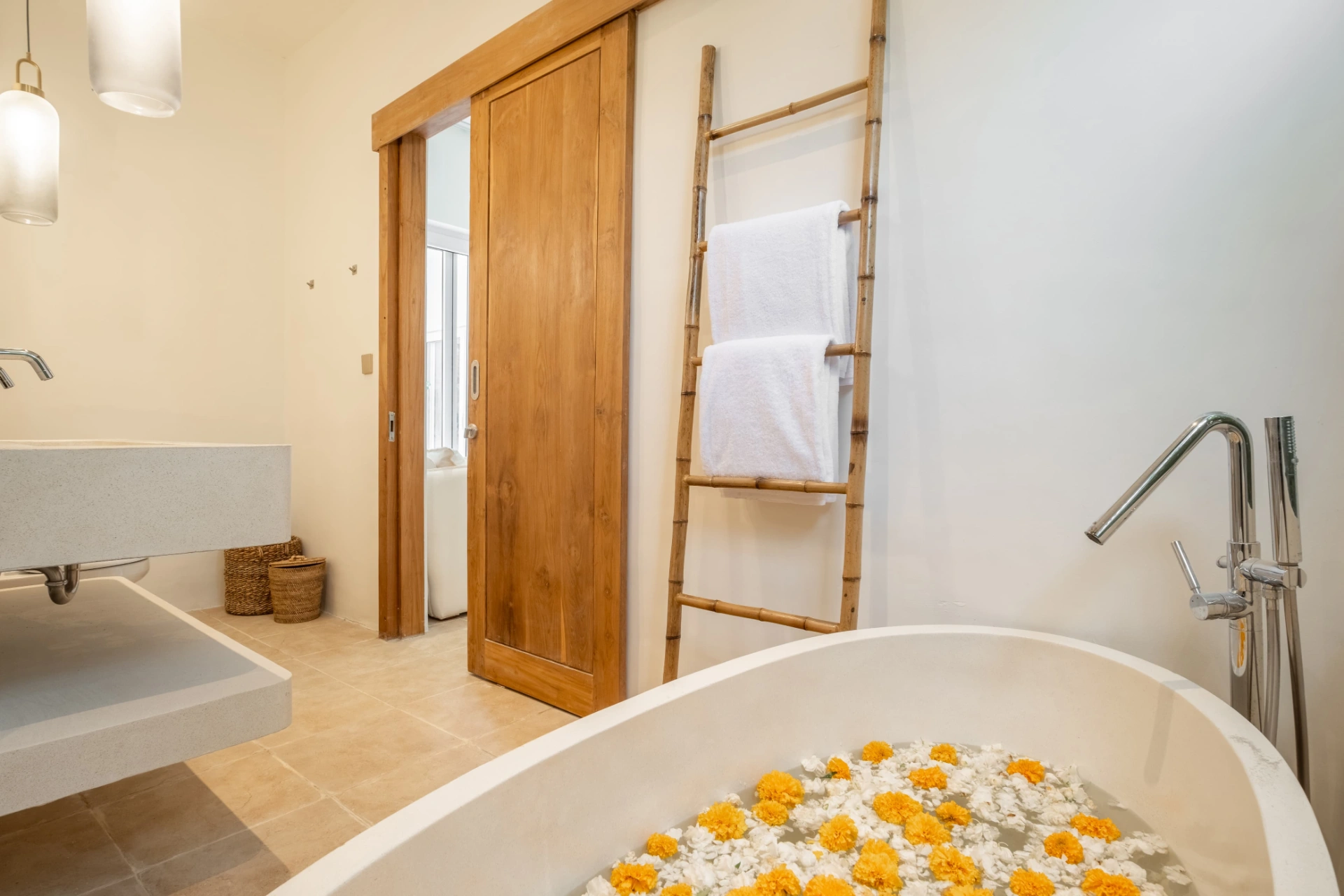 Brand New Modern 2 Bedroom Villa in Central Berawa with Rooftop, 2-bed villa for rent in Canggu – photo 2 of 15