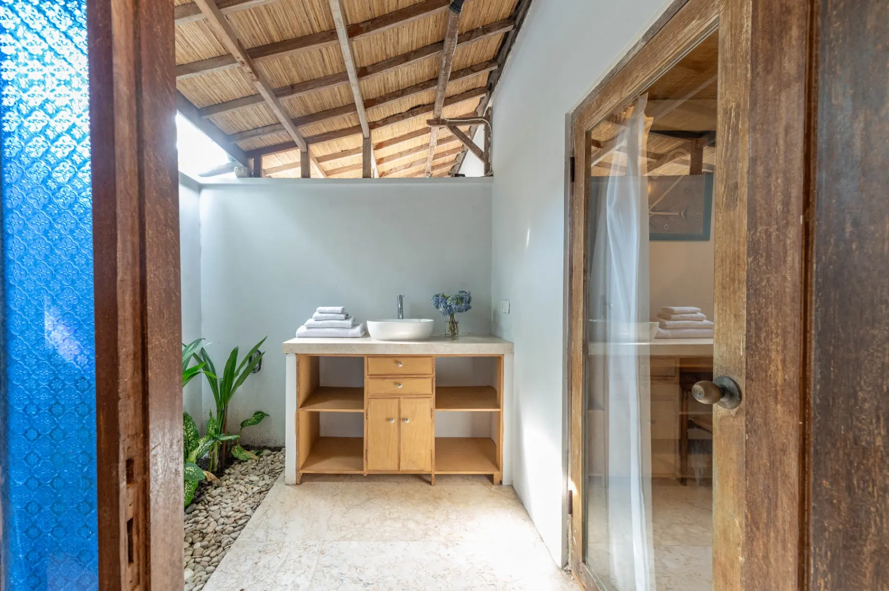 Villa Anne - Charming Joglo-Style Villa with Huge Garden in the Heart of Berawa, 2-bed villa for rent in Canggu – photo 8 of 15