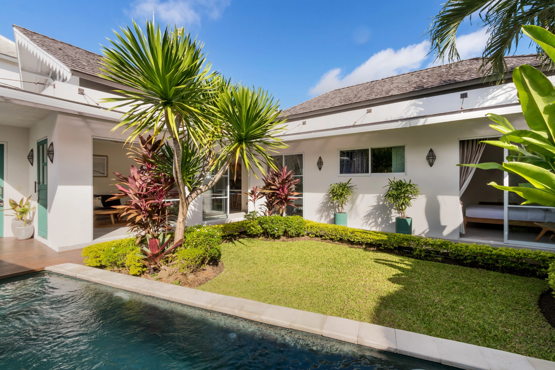 Villa Kamelia - Charming 3-Bedroom Tropical Haven with Garden in Prime Berawa, 3-bed villa for rent in Canggu – photo 3 of 15
