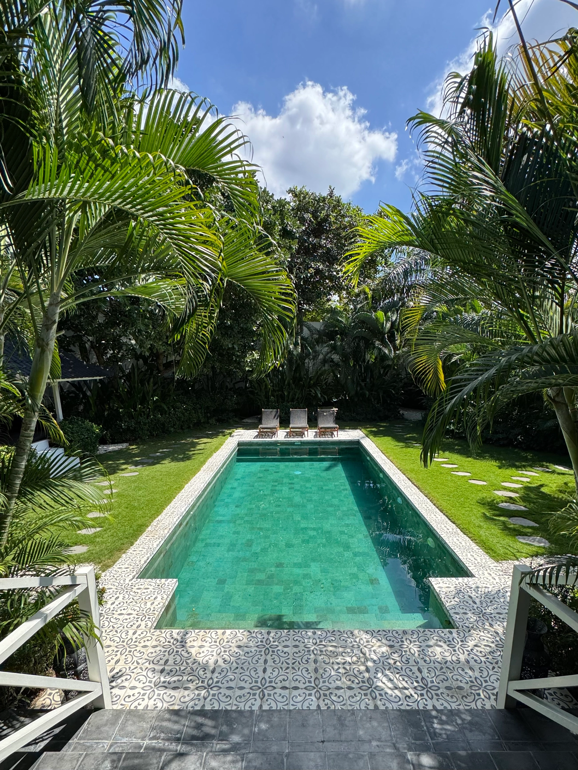 Villa Suwa - Spacious 4BR Villa with Lush Tropical Garden in Prime Location, 4-bed villa for rent in Canggu – photo 4 of 15