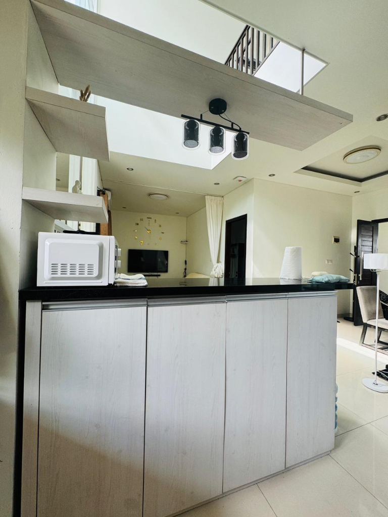 3BR Rooftop Jacuzzi BoltokVilla Near Melasti Beach, 3-bed villa for rent in Kuta – photo 12 of 15