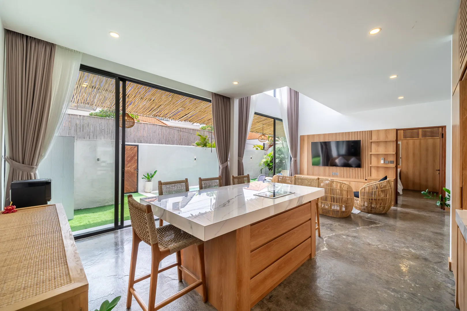 3BR Luxury Villa with Jacuzzi and Garden between Canggu and Umalas, 3-bed villa for rent in Canggu – photo 12 of 15