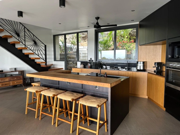 Spacious 6BR Villa w/ Rooftop Patio and Ocean Views, 6-bed villa for rent in Uluwatu – photo 3 of 15