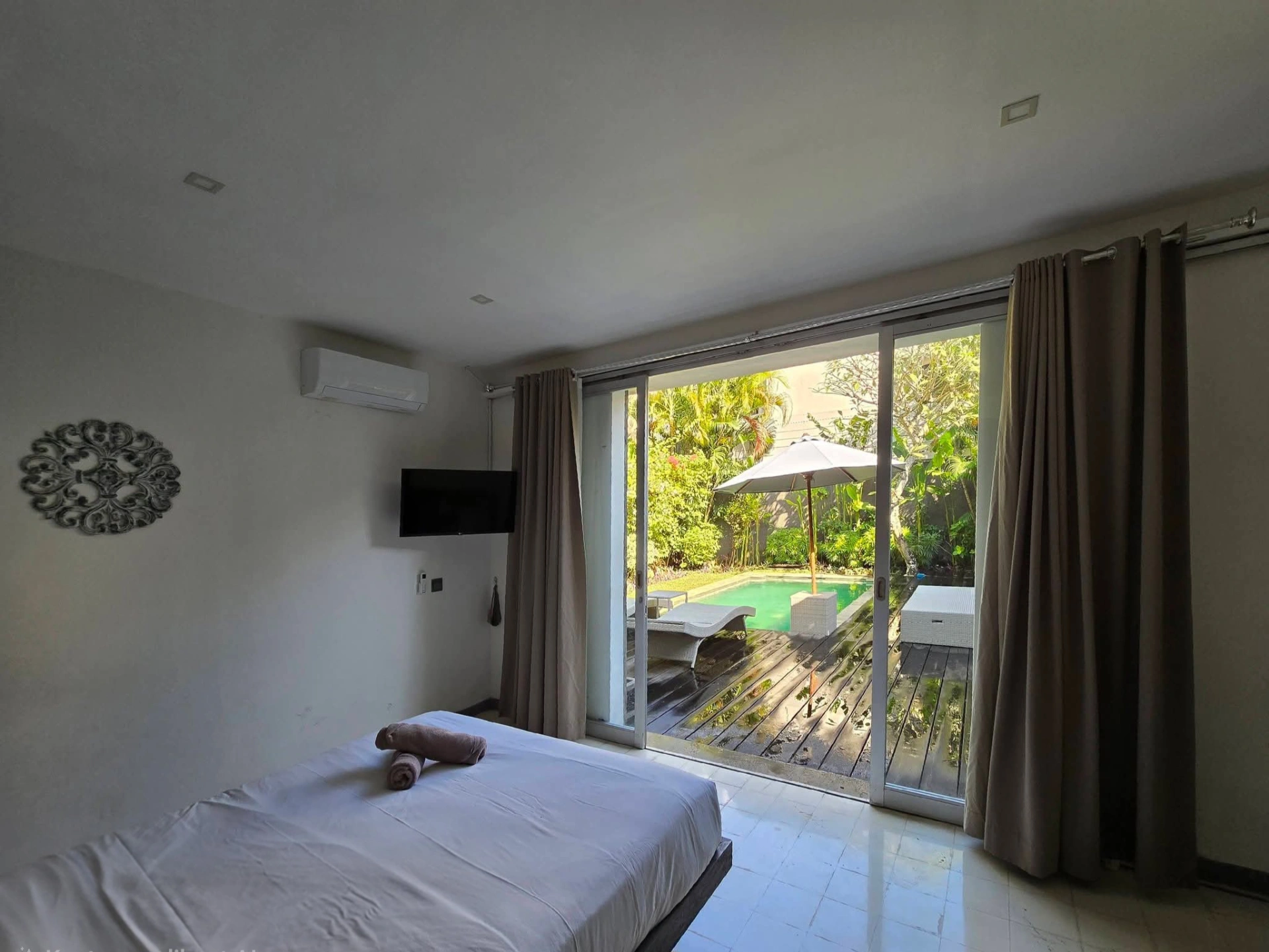Modern Tropical Villa | 3 Ensuite Bedrooms Arround Restaurant + Coffe Shop, 3-bed villa for rent in Seminyak – photo 9 of 15
