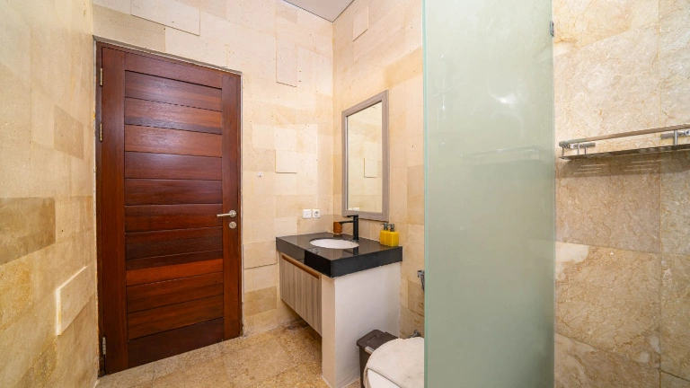 3BR Villa with Garden in Prime Berawa, 3-bed villa for rent in Canggu – photo 7 of 9