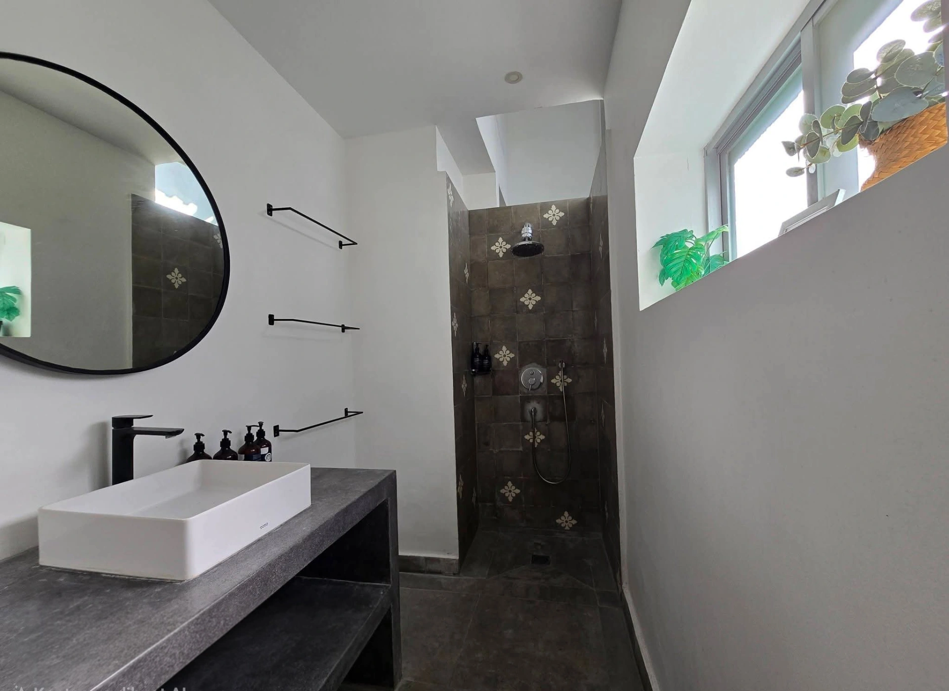 Modern Tropical Villa | 3 Ensuite Bedrooms Arround Restaurant + Coffe Shop, 3-bed villa for rent in Seminyak – photo 6 of 15