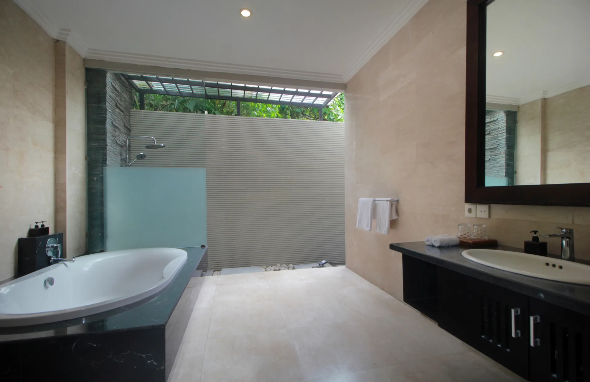 Villa Djayana - Spacious 4-Bedroom Villa in Seminyak, 4-bed villa for rent in Seminyak – photo 5 of 15