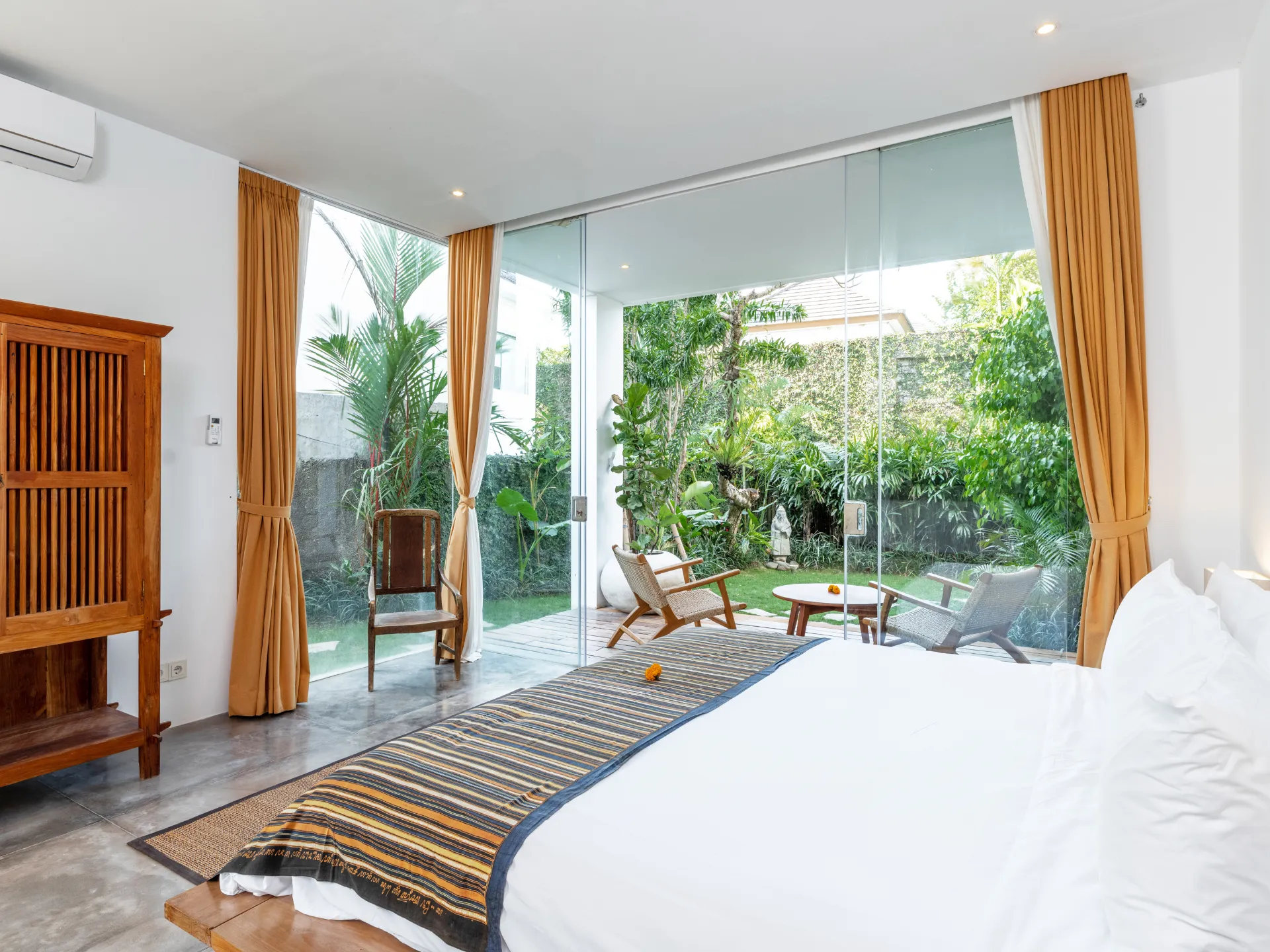 Luxury 5 BR Tropical Villa Near Echo Beach Canggu, 5-bed villa for rent in Canggu – photo 13 of 15