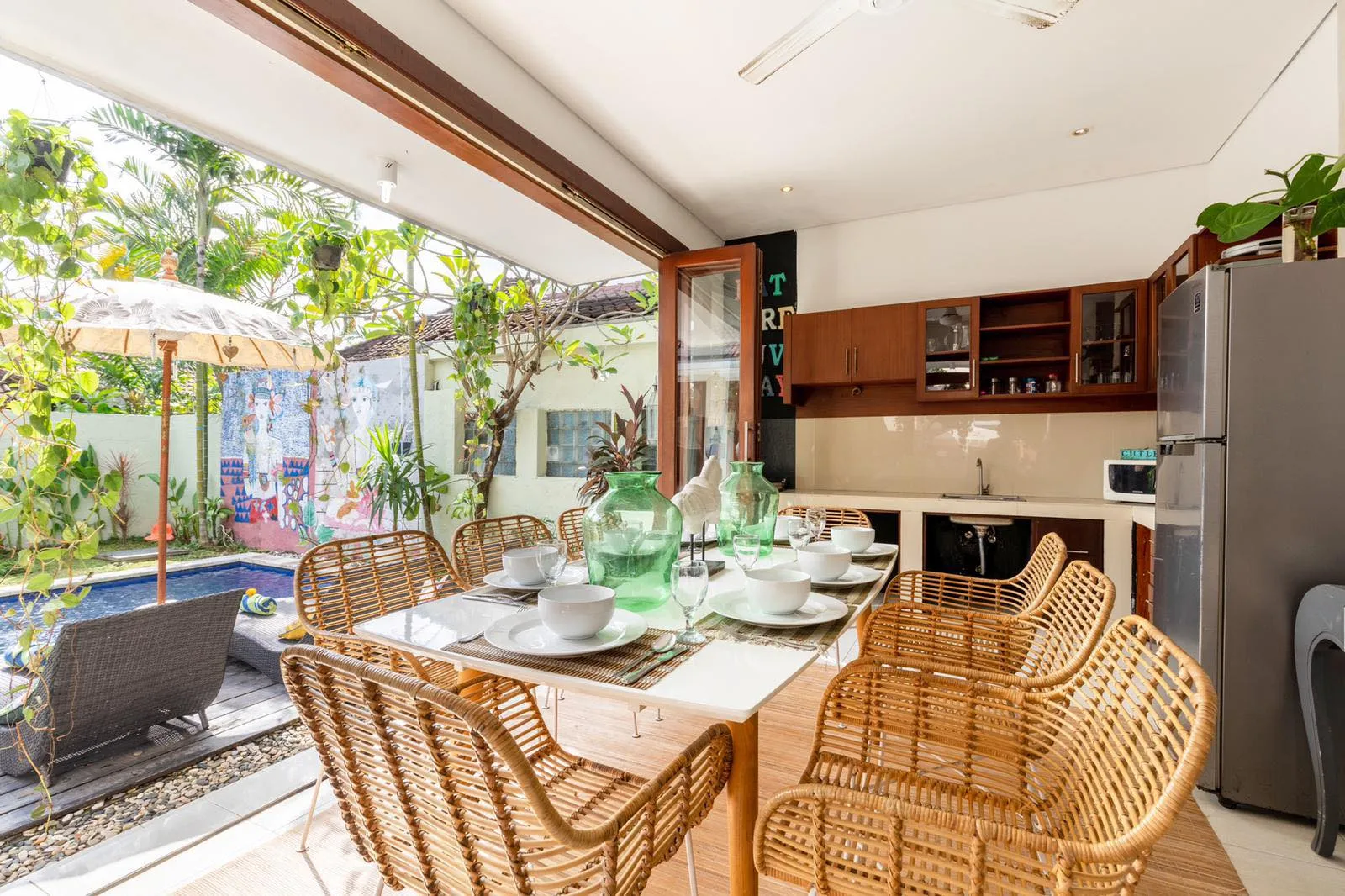 Seminyak 5BR Double Six Beach Villa. Private Pool. Staff. Walk to Beach & Shops, 5-bed villa for rent in Seminyak – photo 13 of 15