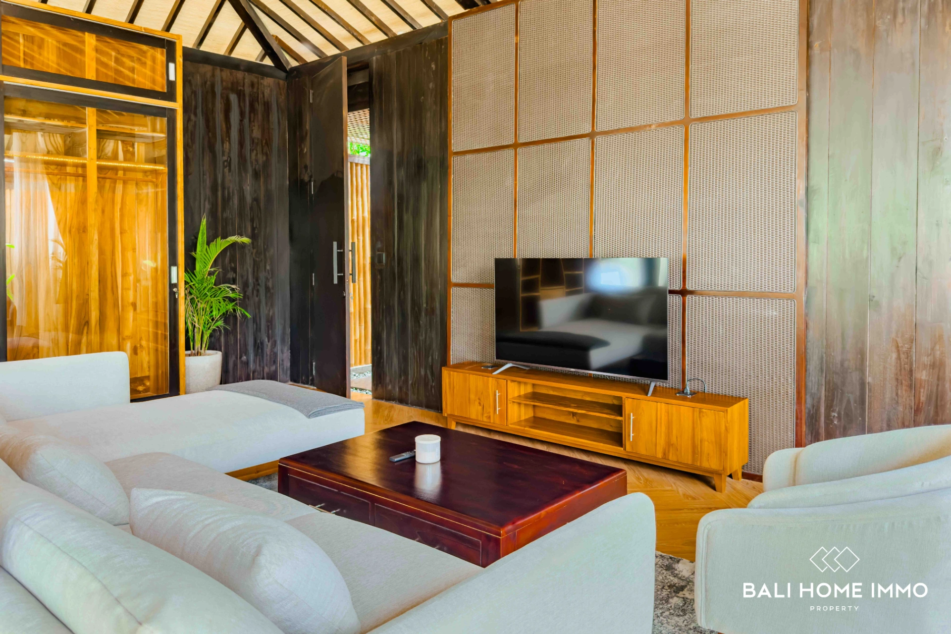 3 Bedrooms Traditional Balinese Villa for Rent & Sale in Pandawa, 3-bed villa for rent in Uluwatu – photo 10 of 15