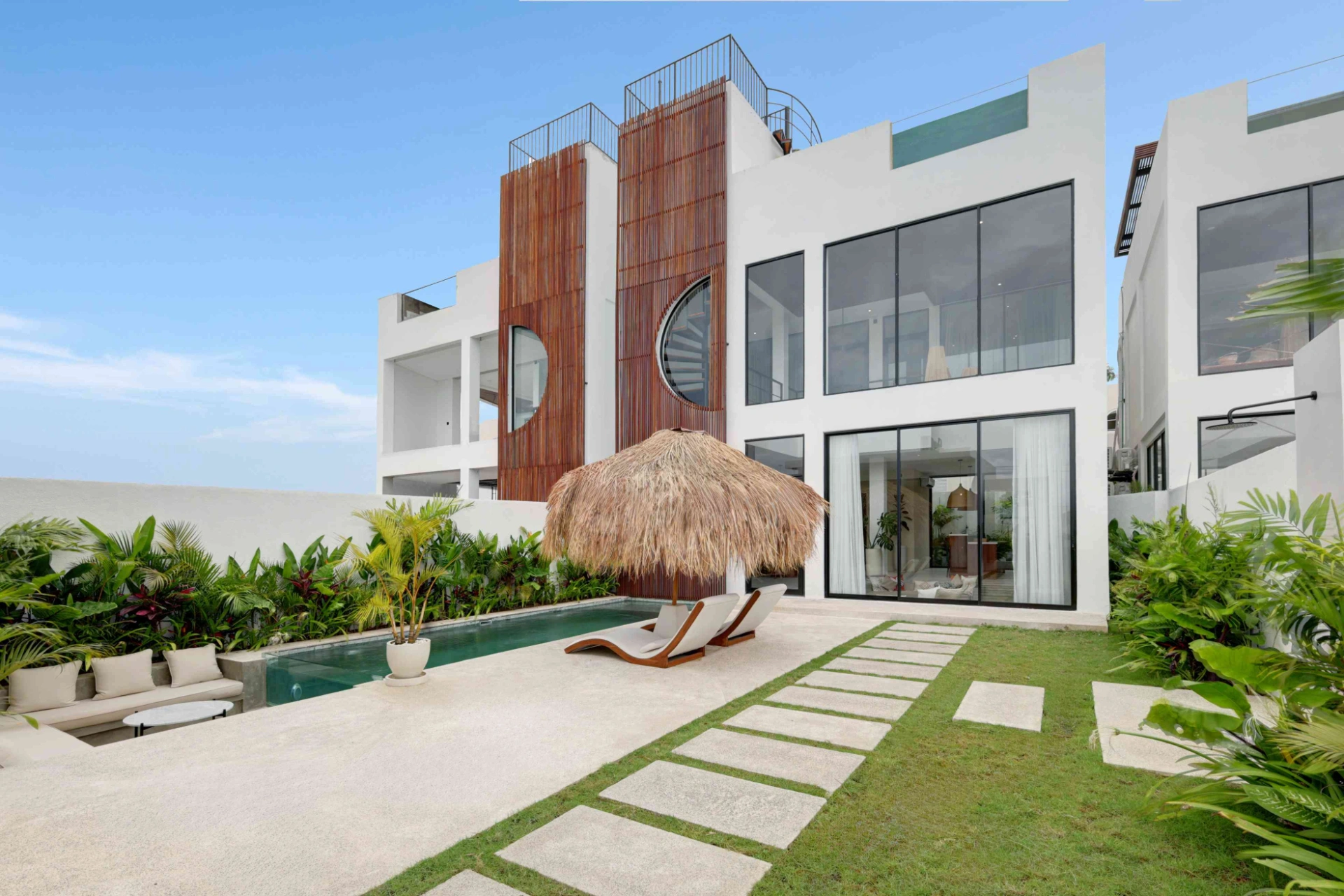 Luxury 3BR Villa w/ Rooftop Pool and Ocean Views, Lima Beach, 3-bed villa for rent in Pererenan – photo 5 of 15