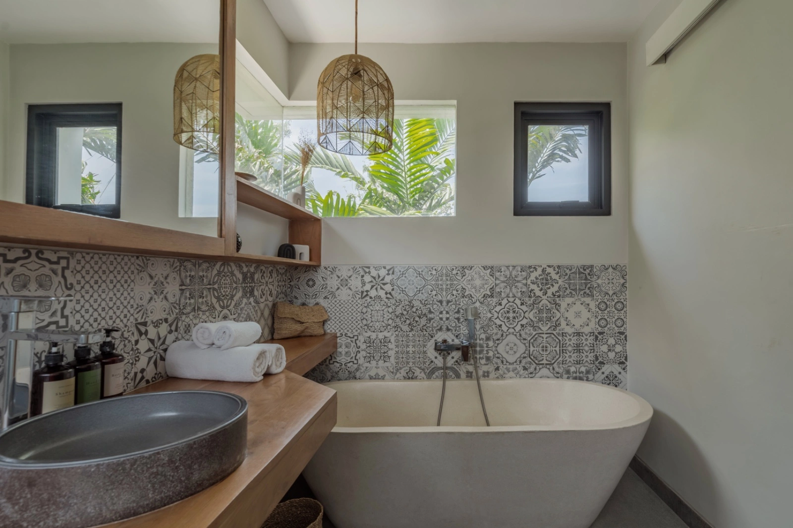 Modern Tropical 4 Bedrooms Vill in Berawa - Canggu, 4-bed villa for rent in Canggu – photo 2 of 10