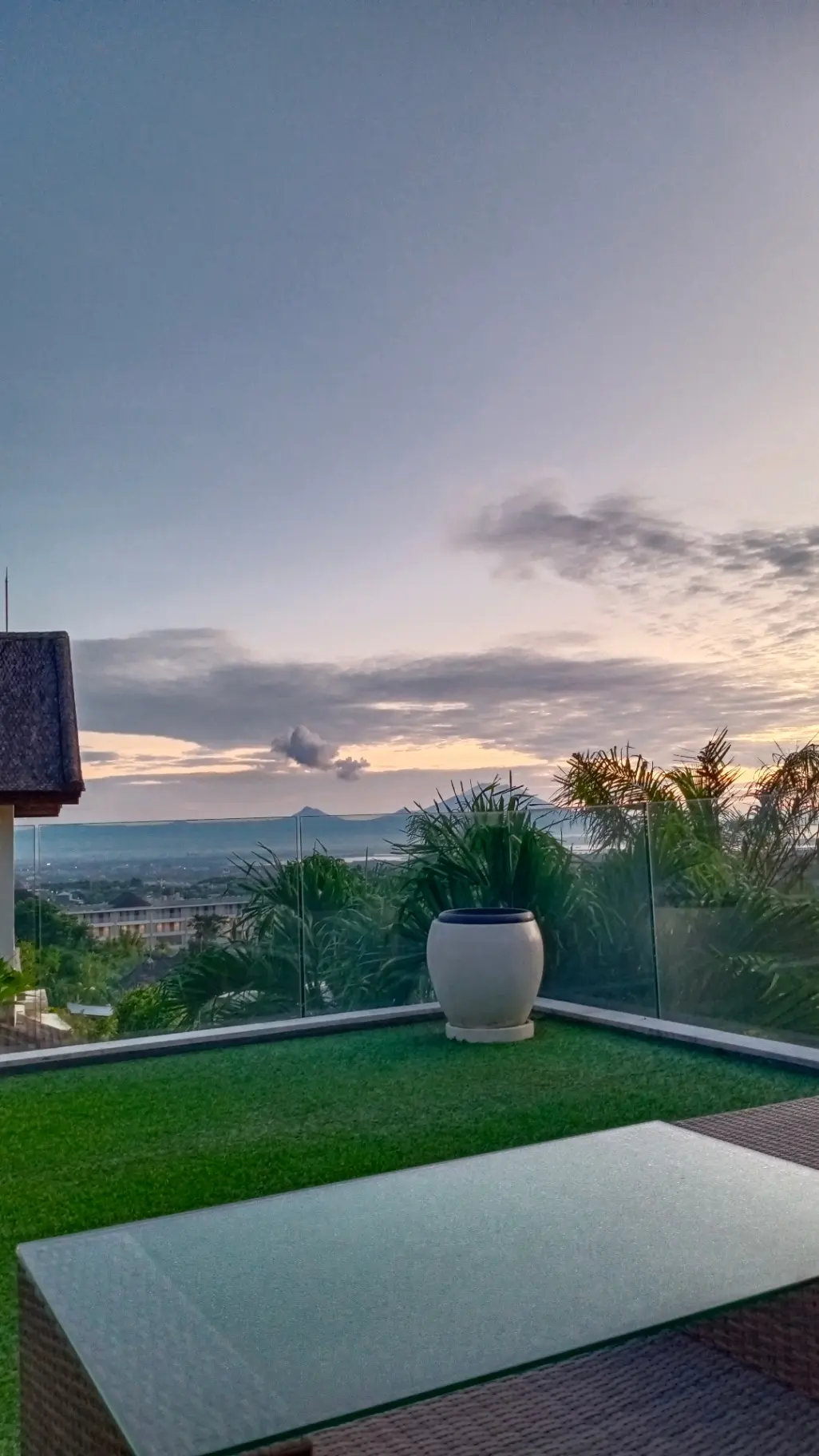 Tucked-Away 3BR Villa w/ Rooftop Patio and Sunset Views, 3-bed villa for rent in Uluwatu – photo 10 of 11