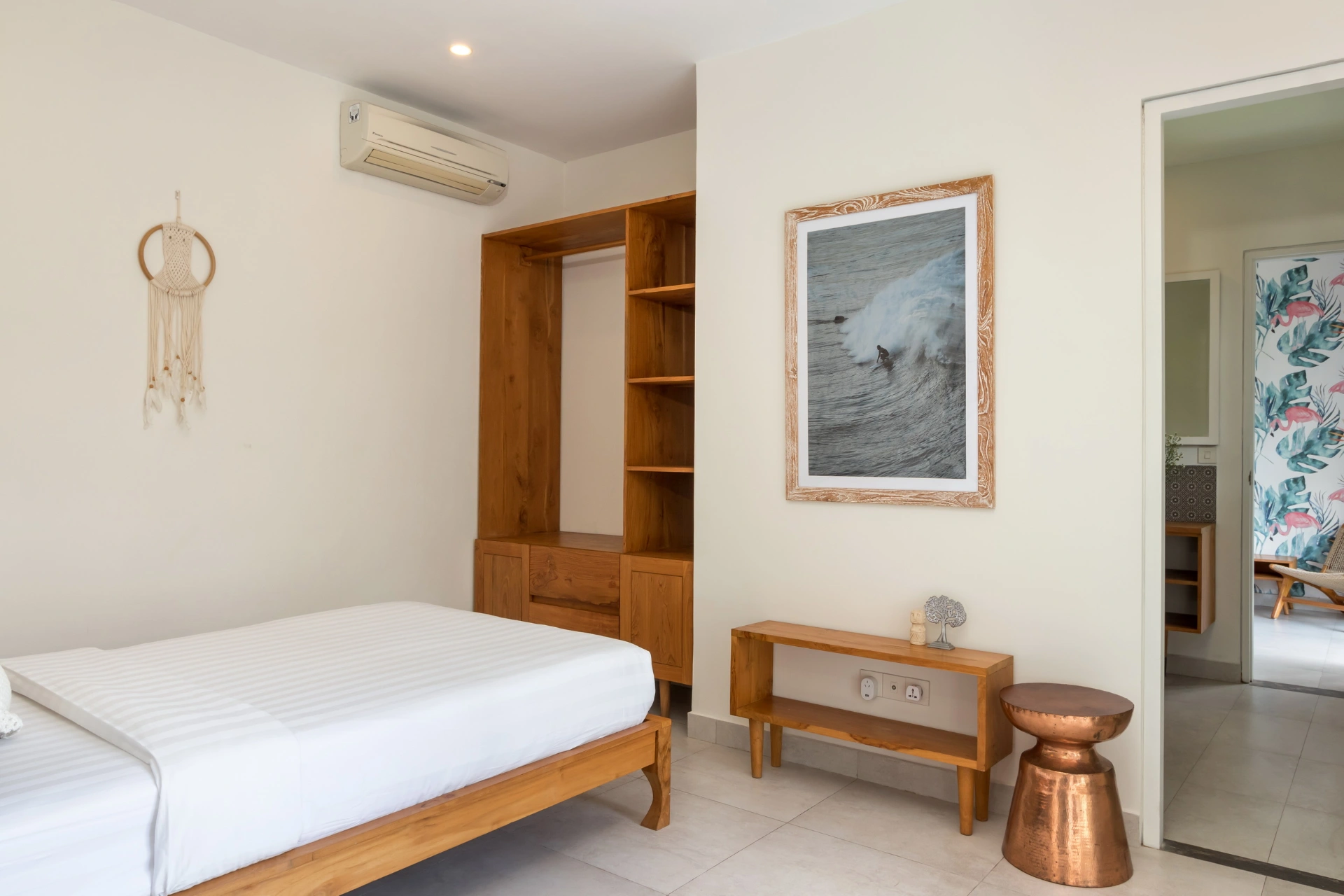Villa Kamelia - Charming 3-Bedroom Tropical Haven with Garden in Prime Berawa, 3-bed villa for rent in Canggu – photo 14 of 15