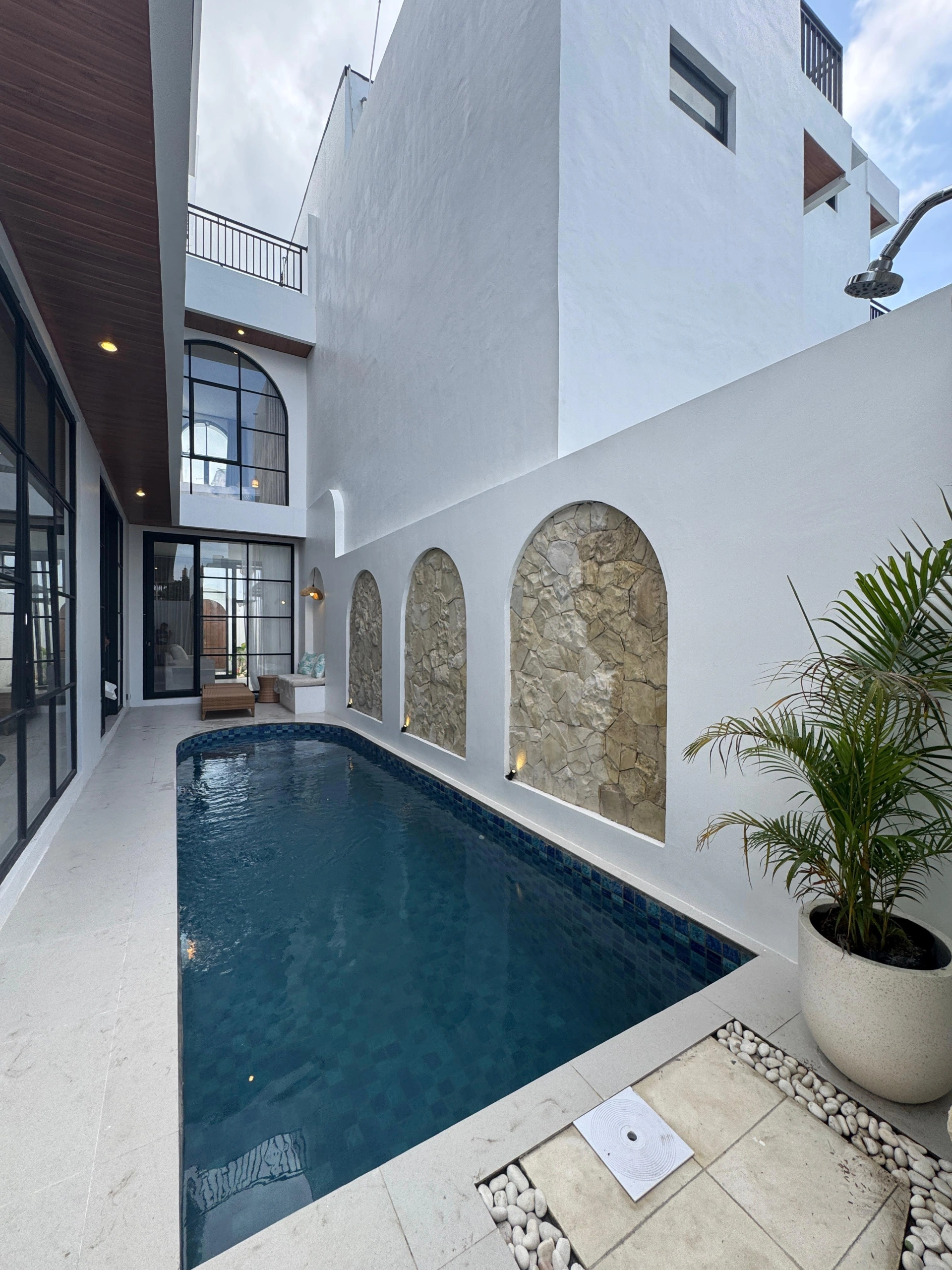 New 3 bedroom mediterranean villa with Rooftop in balangan Uluwatu, 3-bed villa for rent in Uluwatu – photo 2 of 10