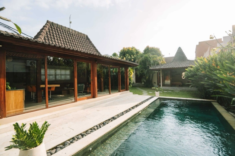 Big Garden • Big Pool Coastal Villa – Ocean Side Seseh, 3-bed villa for rent in Seseh – photo 4 of 15