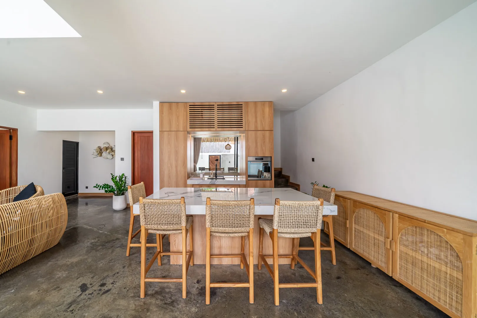 3BR Luxury Villa with Jacuzzi and Garden between Canggu and Umalas, 3-bed villa for rent in Canggu – photo 10 of 15